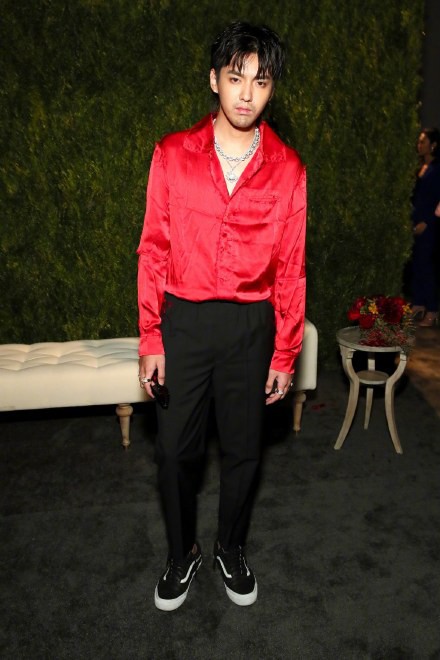 Khó tin với hình ảnh mới của Ngô Diệc Phàm: Râu ria xồm xoàm, ánh mắt lờ đờ nhìn vào ống kính