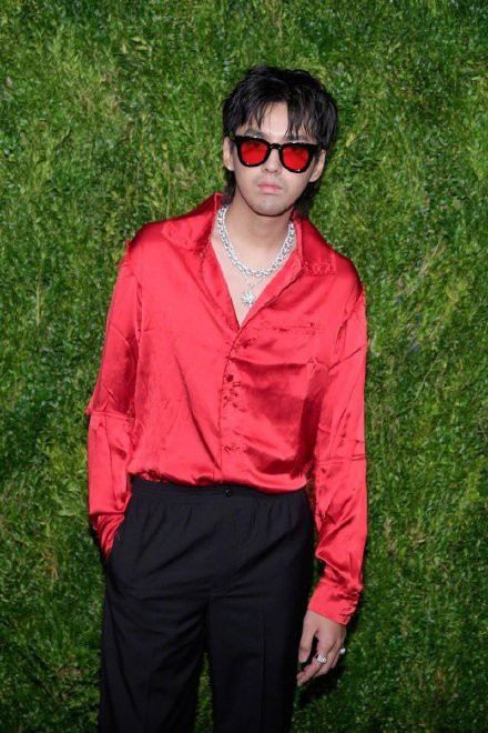 Khó tin với hình ảnh mới của Ngô Diệc Phàm: Râu ria xồm xoàm, ánh mắt lờ đờ nhìn vào ống kính