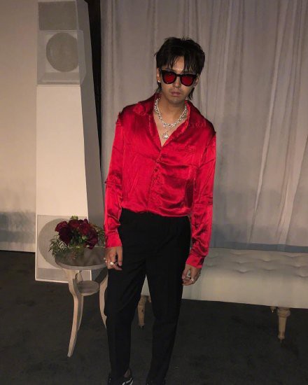 Khó tin với hình ảnh mới của Ngô Diệc Phàm: Râu ria xồm xoàm, ánh mắt lờ đờ nhìn vào ống kính