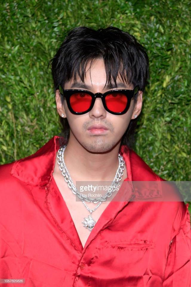 Khó tin với hình ảnh mới của Ngô Diệc Phàm: Râu ria xồm xoàm, ánh mắt lờ đờ nhìn vào ống kính