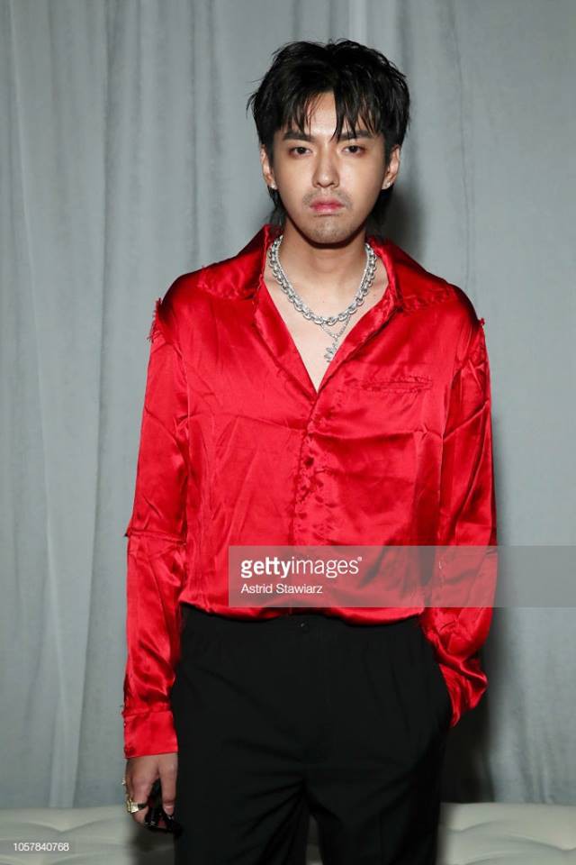 Khó tin với hình ảnh mới của Ngô Diệc Phàm: Râu ria xồm xoàm, ánh mắt lờ đờ nhìn vào ống kính