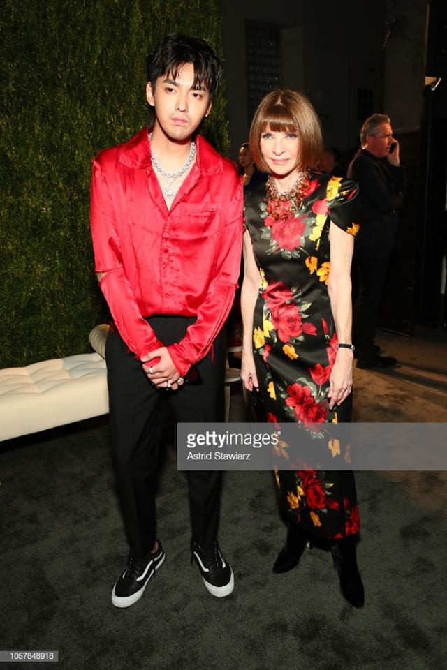 Khó tin với hình ảnh mới của Ngô Diệc Phàm: Râu ria xồm xoàm, ánh mắt lờ đờ nhìn vào ống kính