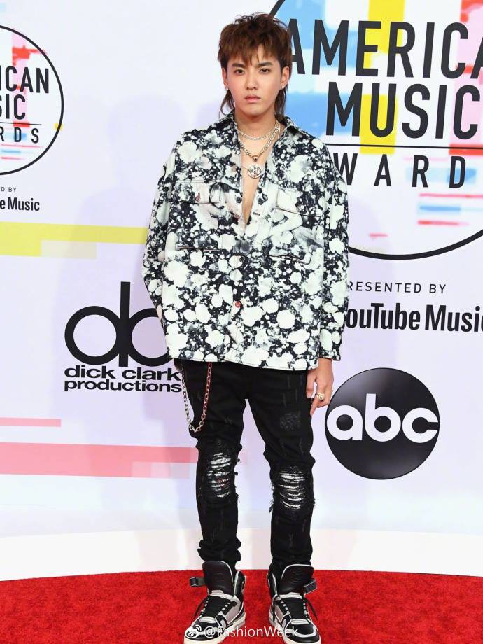 Khó tin với hình ảnh mới của Ngô Diệc Phàm: Râu ria xồm xoàm, ánh mắt lờ đờ nhìn vào ống kính