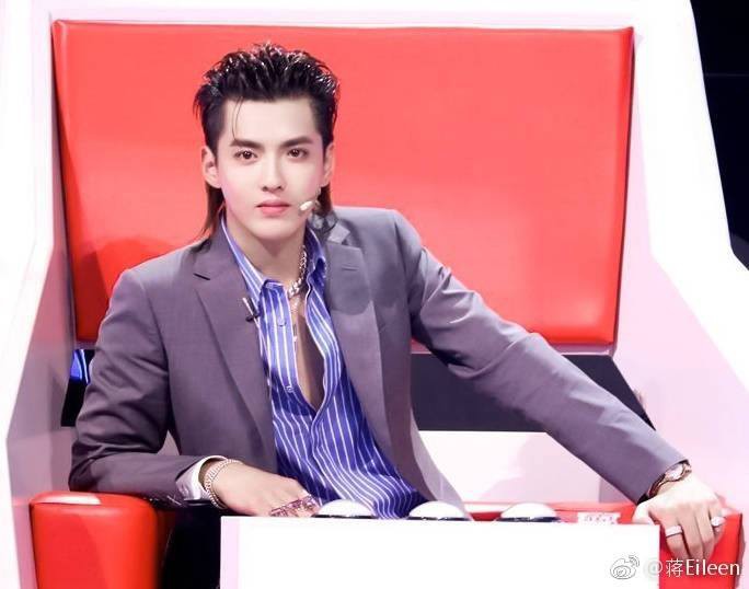 Khó tin với hình ảnh mới của Ngô Diệc Phàm: Râu ria xồm xoàm, ánh mắt lờ đờ nhìn vào ống kính