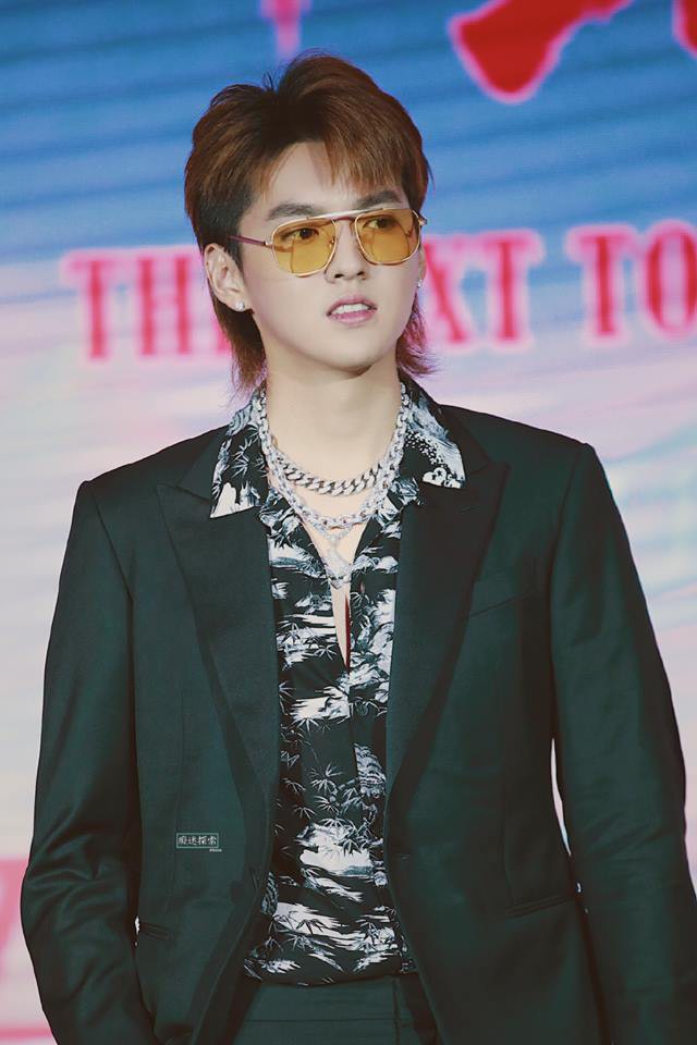 Khó tin với hình ảnh mới của Ngô Diệc Phàm: Râu ria xồm xoàm, ánh mắt lờ đờ nhìn vào ống kính