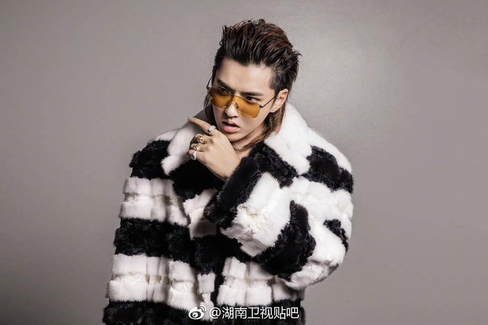 Khó tin với hình ảnh mới của Ngô Diệc Phàm: Râu ria xồm xoàm, ánh mắt lờ đờ nhìn vào ống kính