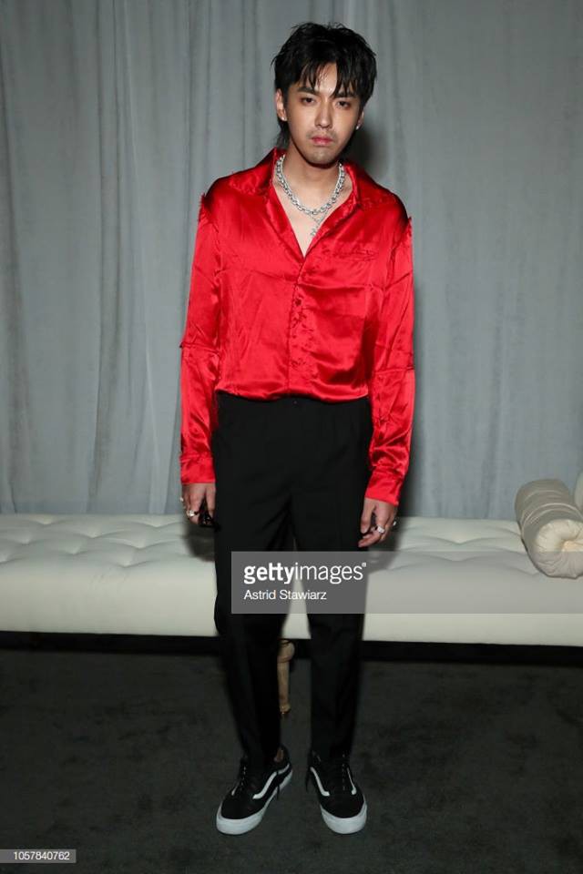 Khó tin với hình ảnh mới của Ngô Diệc Phàm: Râu ria xồm xoàm, ánh mắt lờ đờ nhìn vào ống kính