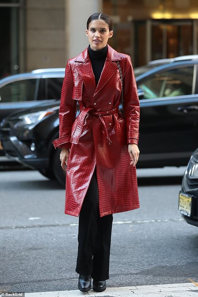 Siêu mẫu Đan Mạch eo thon chân dài đi thử nội y Victoria’s Secret