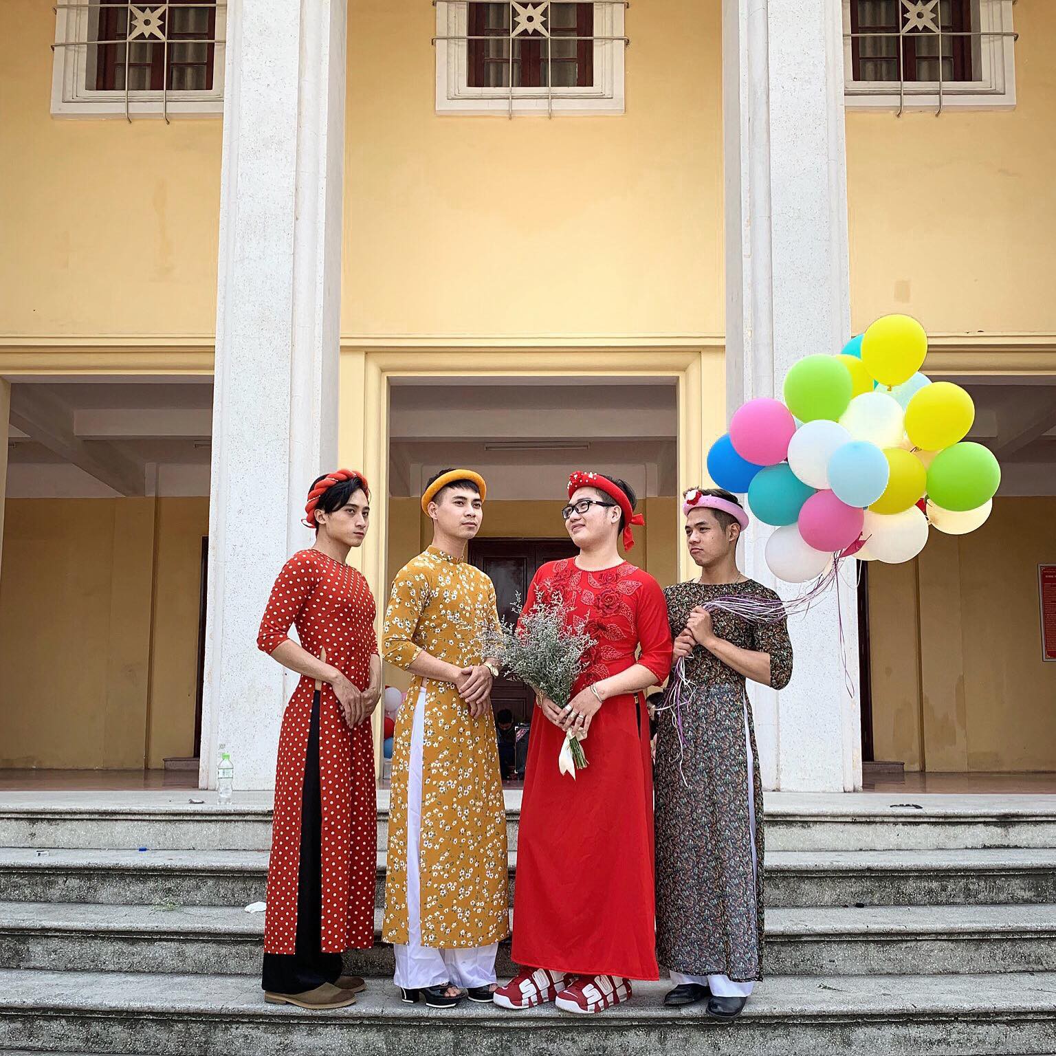 Nhóm nam sinh mặc áo dài, giả gái chụp kỷ yếu bị dân mạng chê nữ tính nhưng biết thân thế thật ai cũng thích thú