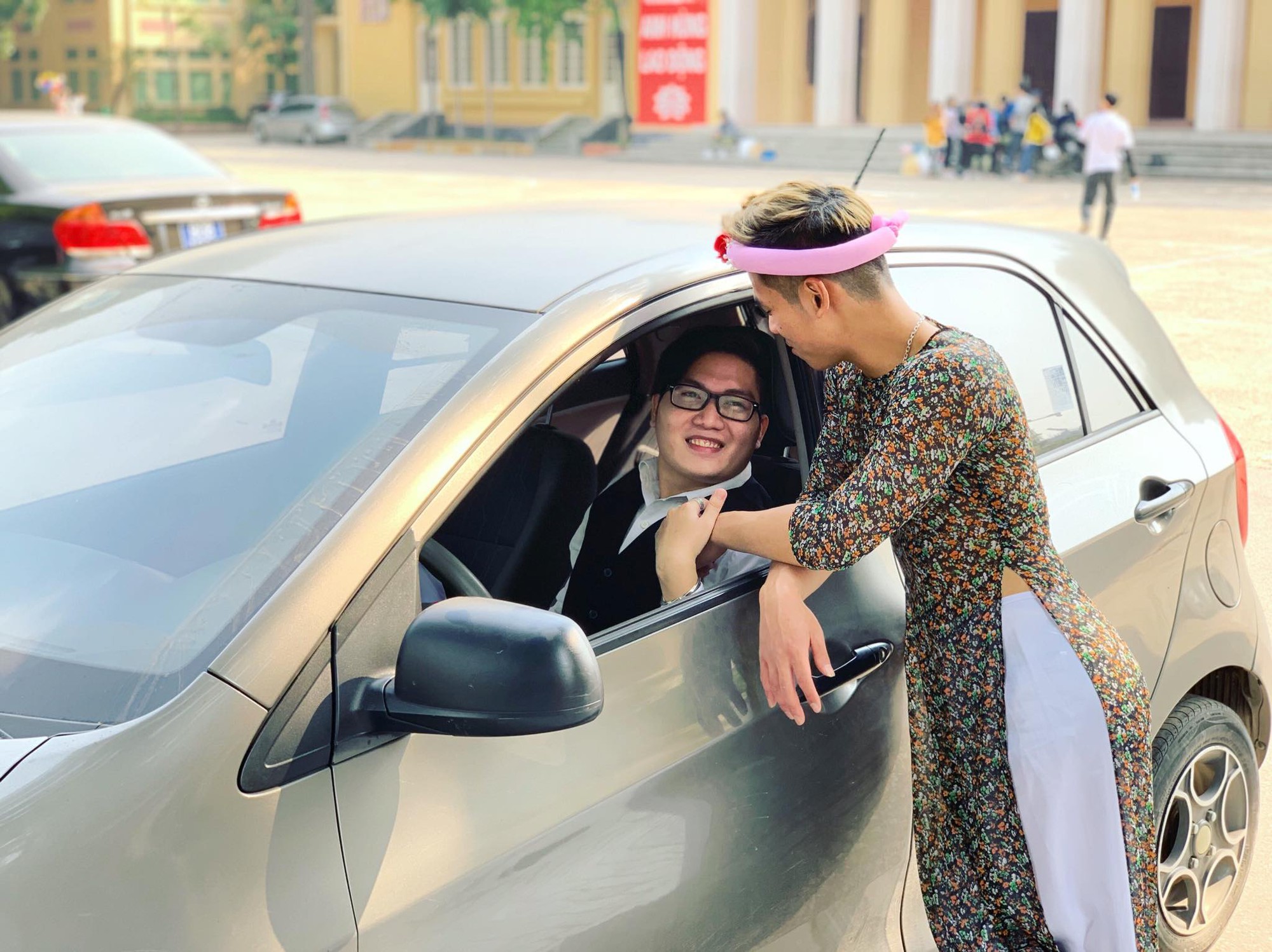 Nhóm nam sinh mặc áo dài, giả gái chụp kỷ yếu bị dân mạng chê nữ tính nhưng biết thân thế thật ai cũng thích thú