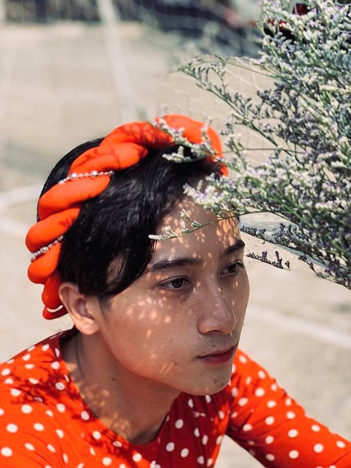 Nhóm nam sinh mặc áo dài, giả gái chụp kỷ yếu bị dân mạng chê nữ tính nhưng biết thân thế thật ai cũng thích thú