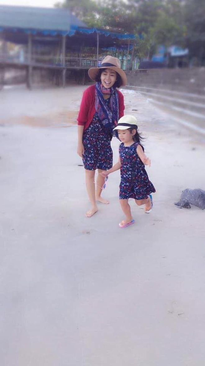 Mai Phương khoẻ mạnh hơn hẳn, tươi tắn dẫn con gái đi ăn sau gần 2 tháng xuất viện