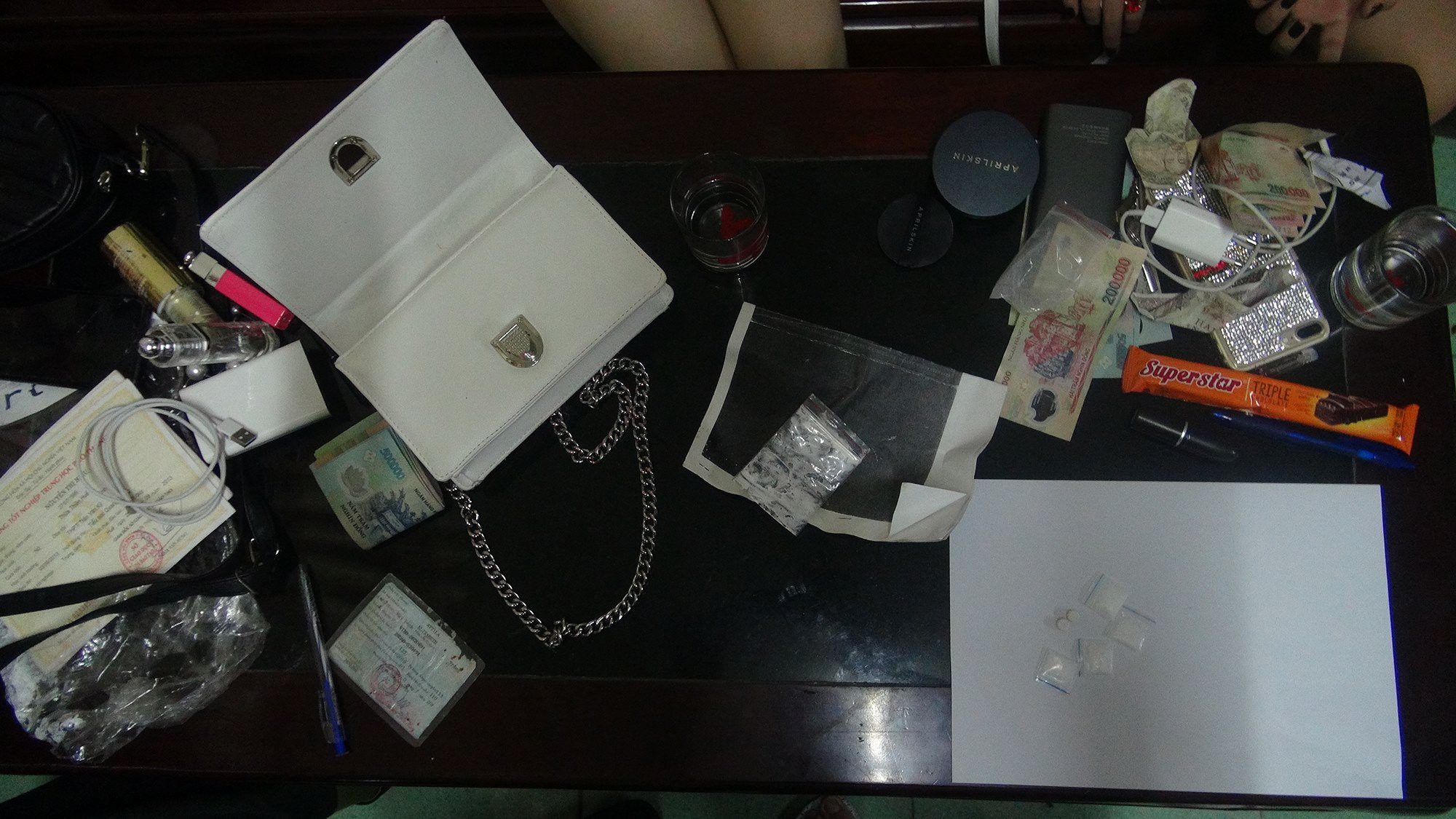 2 hot girl chạy xe máy đầu trần giữa đêm, bị bắt giữ vì tàng trữ ma tuý đá