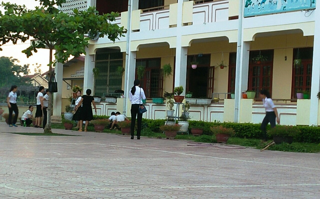 Thầy giáo cầm dao vào trường, đánh nữ giáo viên bị Hiệu trưởng là chị ruột ký quyết định khiển trách