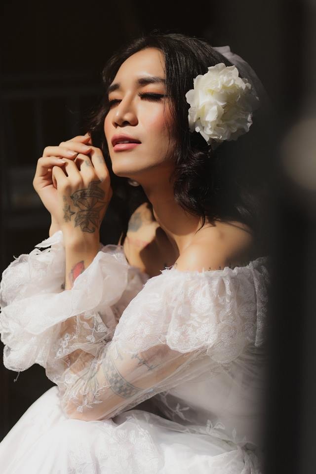 BB Trần diện váy cô dâu trong bộ ảnh cưới kiêu sa cùng Hải Triều, rộ nghi vấn chuẩn bị đi bắt chồng?