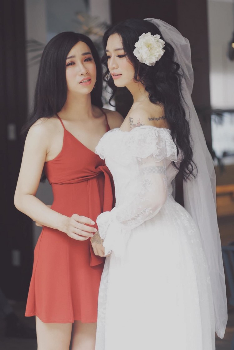 BB Trần diện váy cô dâu trong bộ ảnh cưới kiêu sa cùng Hải Triều, rộ nghi vấn chuẩn bị đi bắt chồng? BB Trần diện váy cô dâu trong bộ ảnh cưới kiêu sa cùng Hải Triều, rộ nghi vấn chuẩn bị đi bắt chồng?