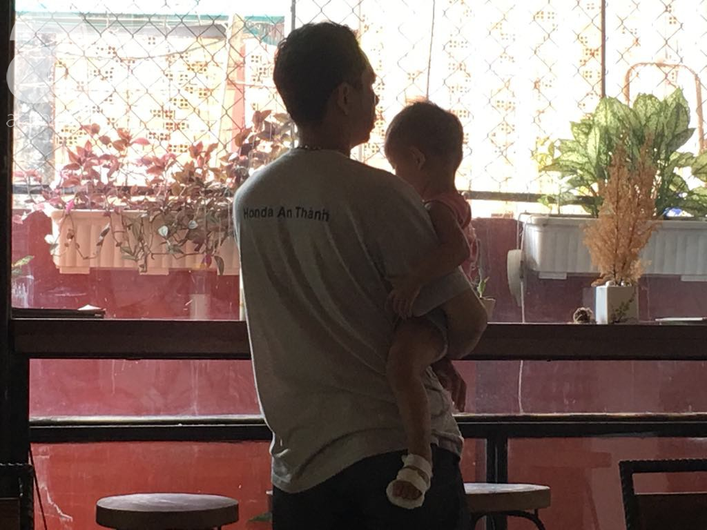 Mẹ bé gái 18 tháng tuổi nghi bị cô giáo tạt nước sôi gây phỏng chân: Đêm nào con bé cũng giật mình khóc ngất