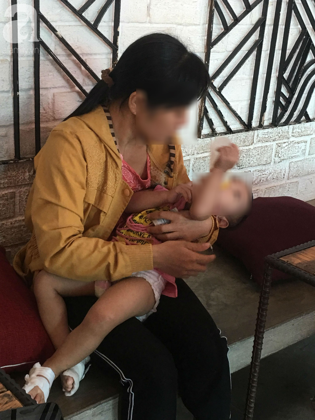 Mẹ bé gái 18 tháng tuổi nghi bị cô giáo tạt nước sôi gây phỏng chân: Đêm nào con bé cũng giật mình khóc ngất