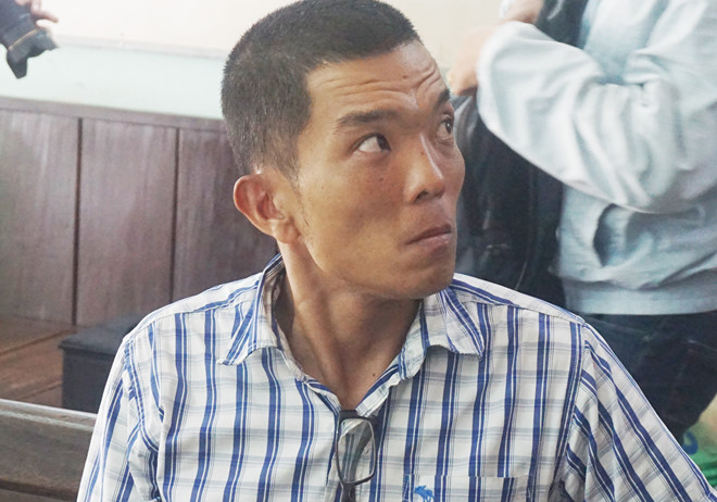 Mazda CX-5 bị đập vỡ kính khi đang đỗ bên đường ở Đà Nẵng