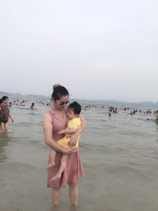 Hình ảnh mới nhất của em bé Lào Cai sau 2 năm về với mẹ nuôi: Cao lớn bụ bẫm, nói cười nhiều hơn