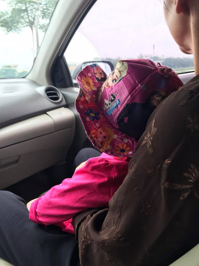 Hình ảnh mới nhất của em bé Lào Cai sau 2 năm về với mẹ nuôi: Cao lớn bụ bẫm, nói cười nhiều hơn