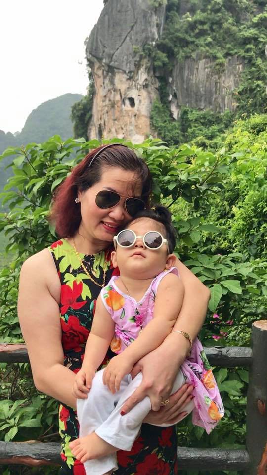 Hình ảnh mới nhất của em bé Lào Cai sau 2 năm về với mẹ nuôi: Cao lớn bụ bẫm, nói cười nhiều hơn