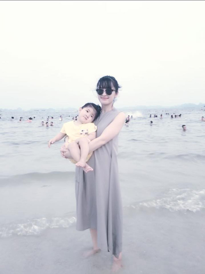 Hình ảnh mới nhất của em bé Lào Cai sau 2 năm về với mẹ nuôi: Cao lớn bụ bẫm, nói cười nhiều hơn