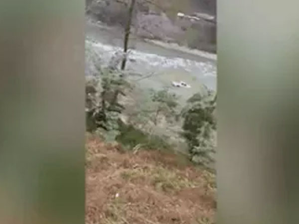 Cao Bằng: Hai người trên chiếc xe bán tải bị nước cuốn trôi thoát chết ngoạn mục