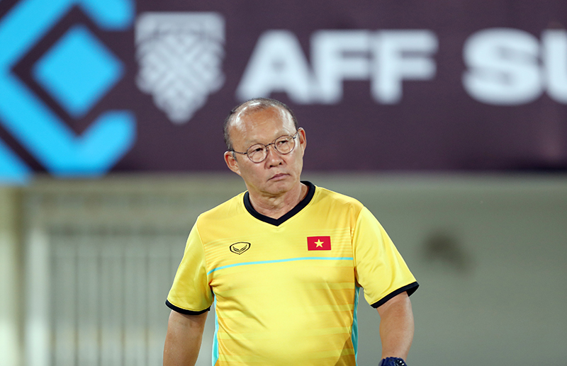 HLV Park Hang-seo cầu nguyện trên sân Quốc gia Lào