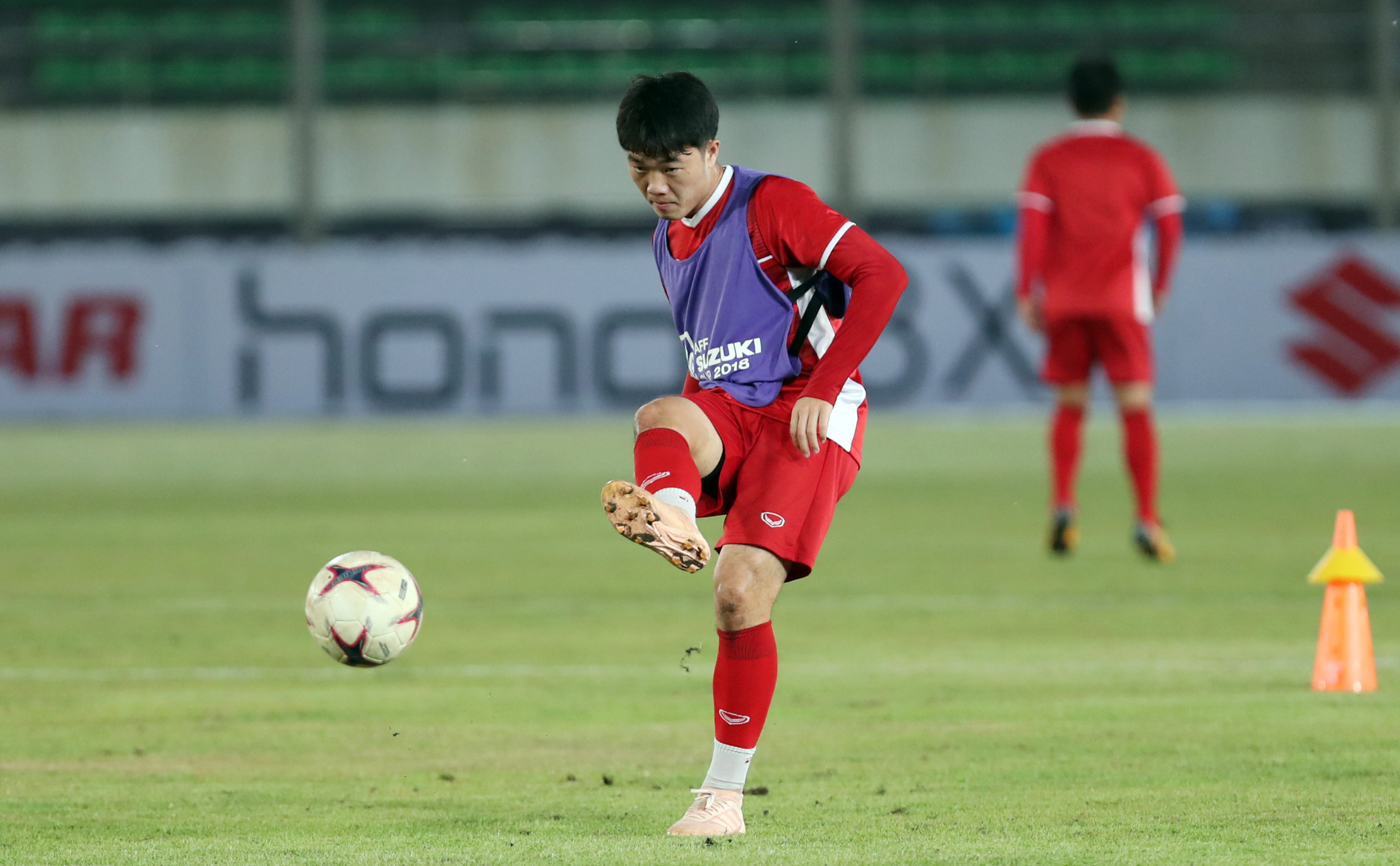 HLV Park Hang-seo cầu nguyện trên sân Quốc gia Lào