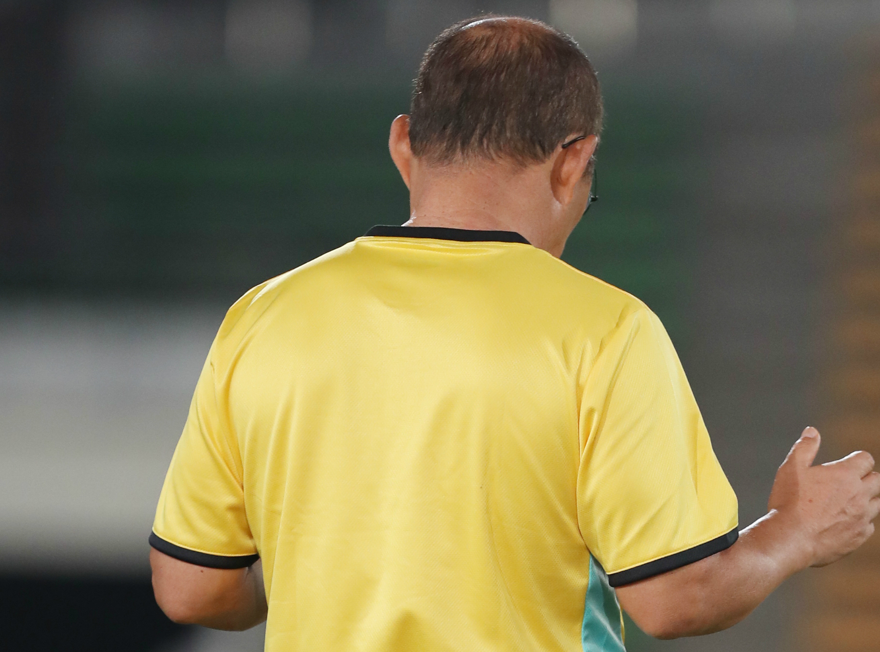 HLV Park Hang-seo cầu nguyện trên sân Quốc gia Lào