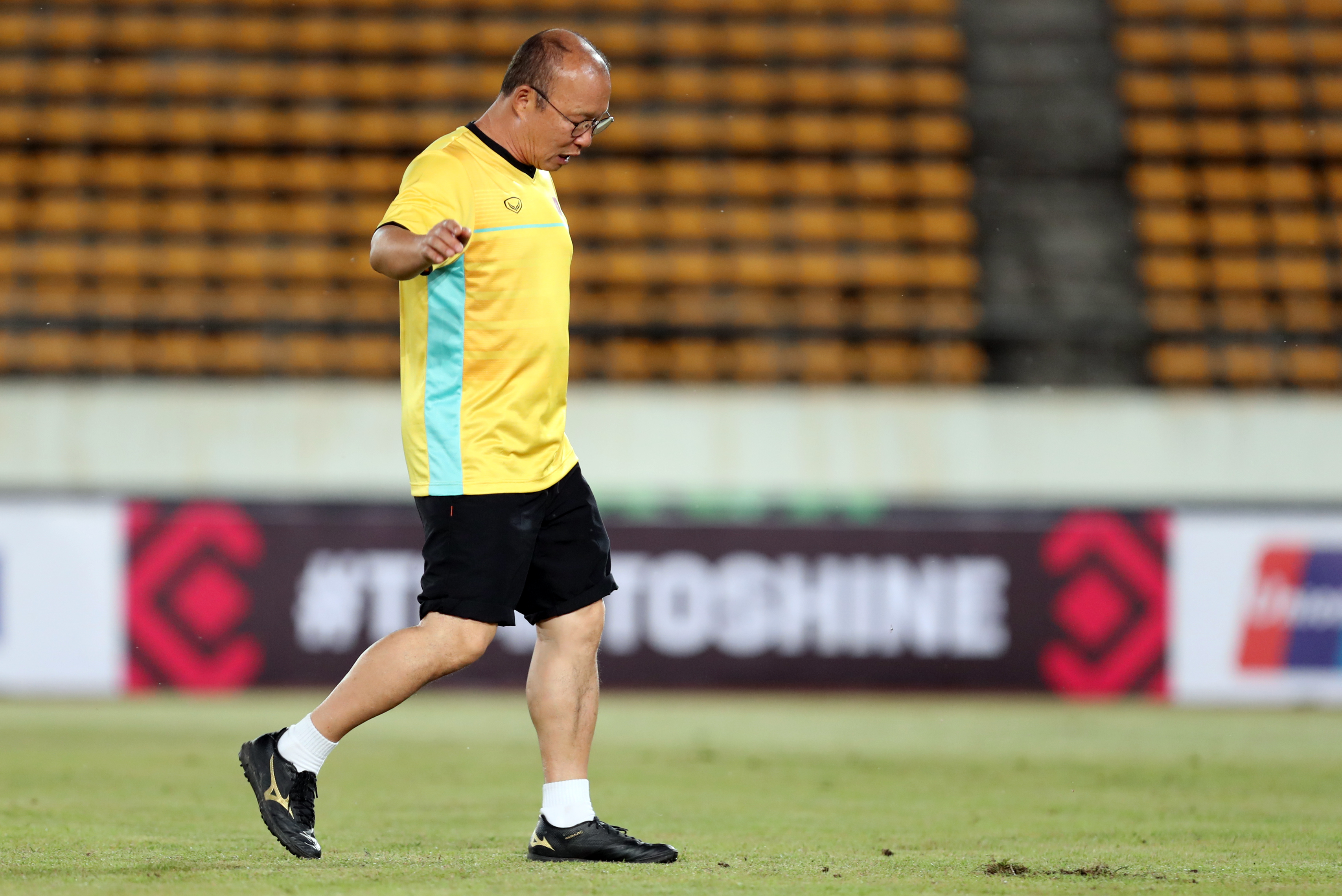 HLV Park Hang-seo cầu nguyện trên sân Quốc gia Lào