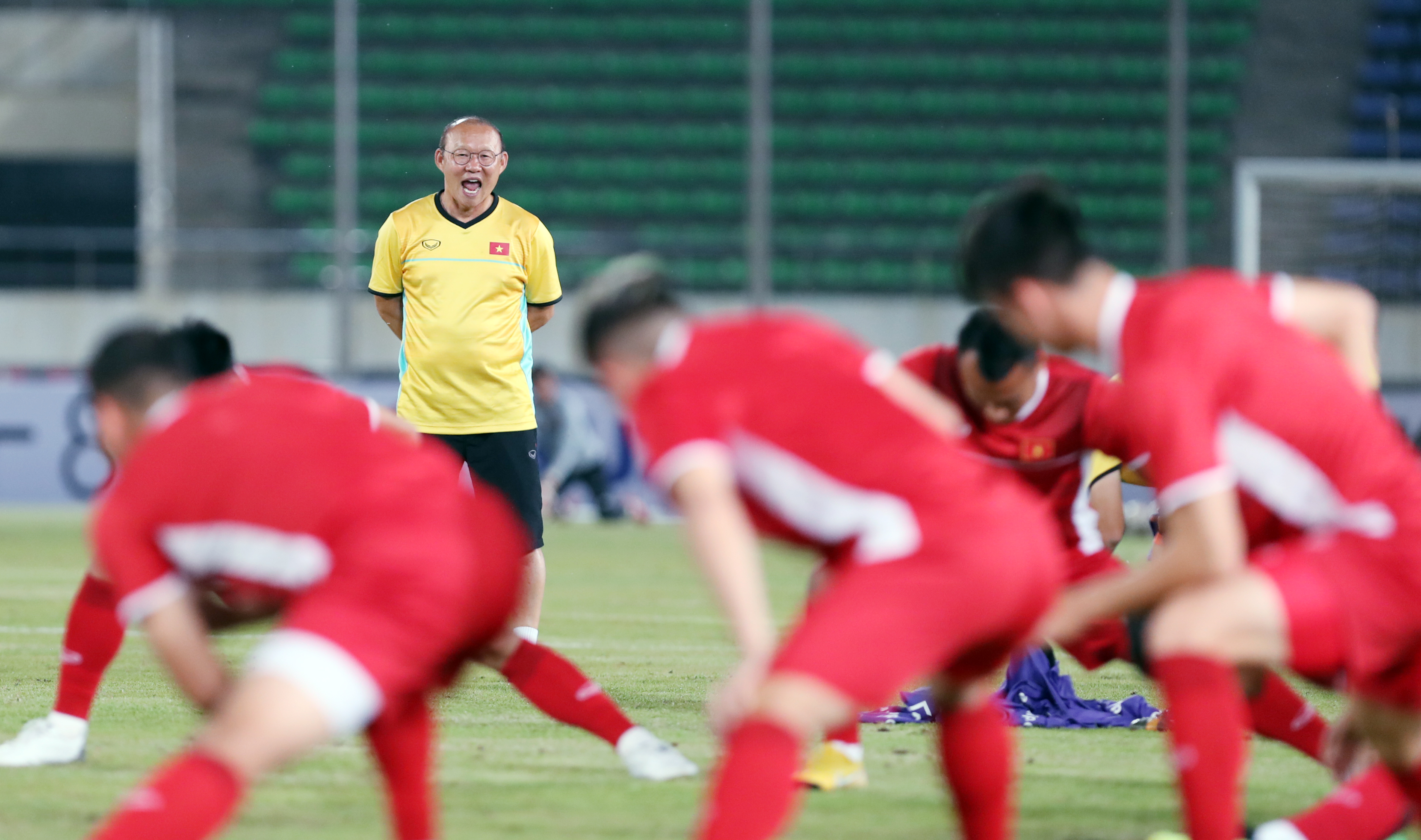 HLV Park Hang-seo cầu nguyện trên sân Quốc gia Lào