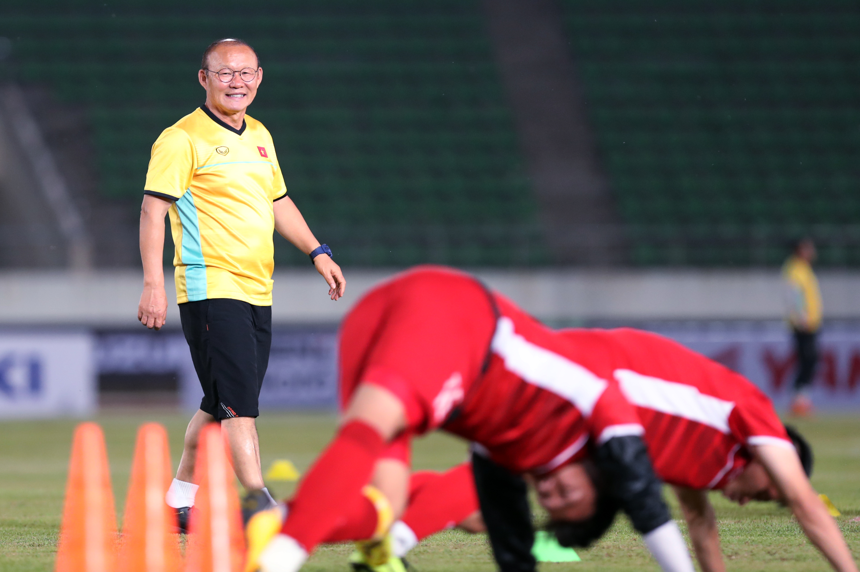 HLV Park Hang-seo cầu nguyện trên sân Quốc gia Lào