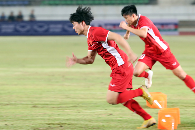 HLV Park Hang-seo cầu nguyện trên sân Quốc gia Lào