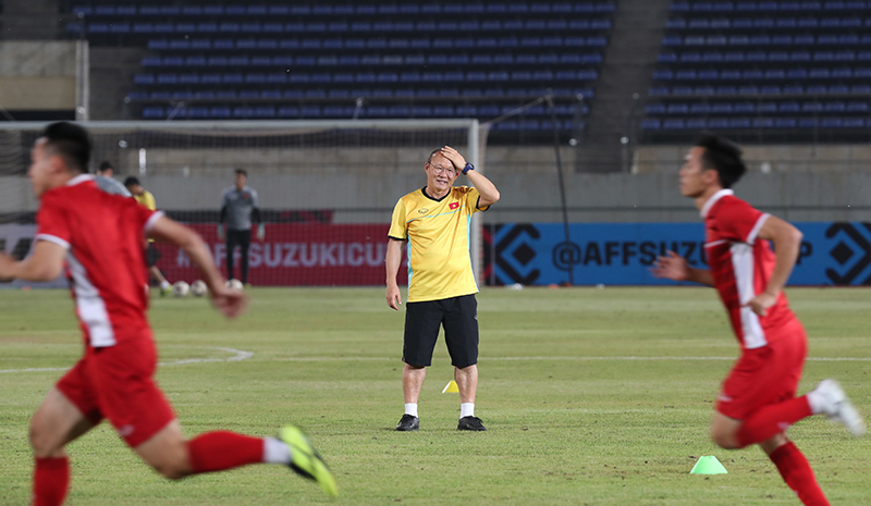 HLV Park Hang-seo cầu nguyện trên sân Quốc gia Lào