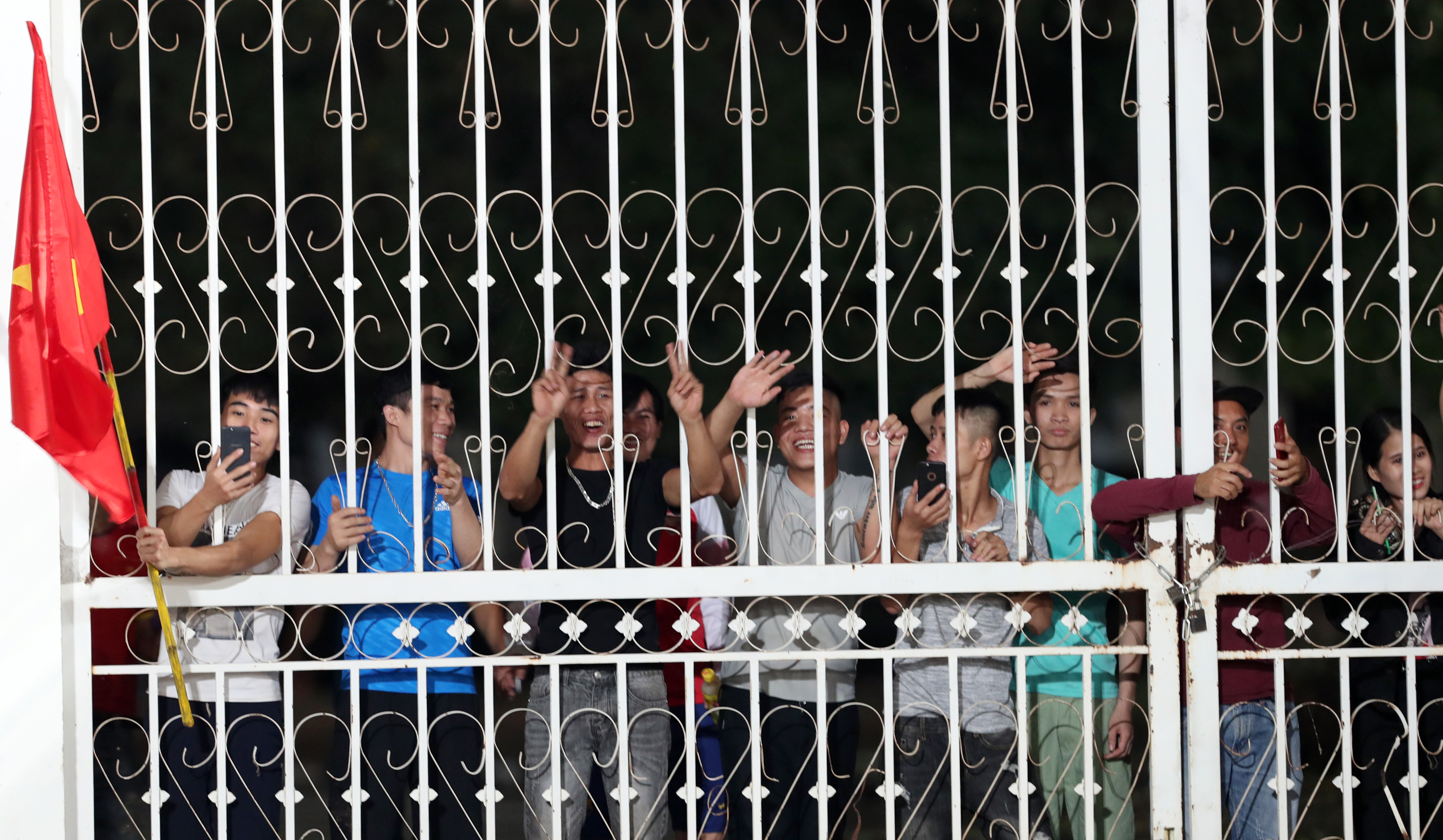 HLV Park Hang-seo cầu nguyện trên sân Quốc gia Lào