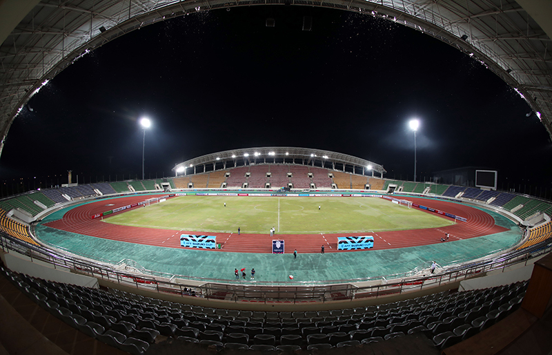 HLV Park Hang-seo cầu nguyện trên sân Quốc gia Lào