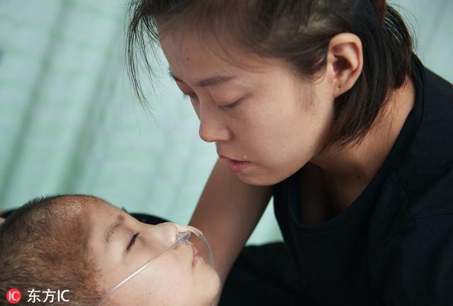 Nhận được điện thoại từ chồng cũ, người mẹ chạy đến bệnh viện và gục ngã khi biết con trai bị bạo hành đến thân tàn ma dại Nhận được điện thoại từ chồng cũ, người mẹ chạy đến bệnh viện và gục ngã khi biết con trai bị bạo hành đến thân tàn ma dại