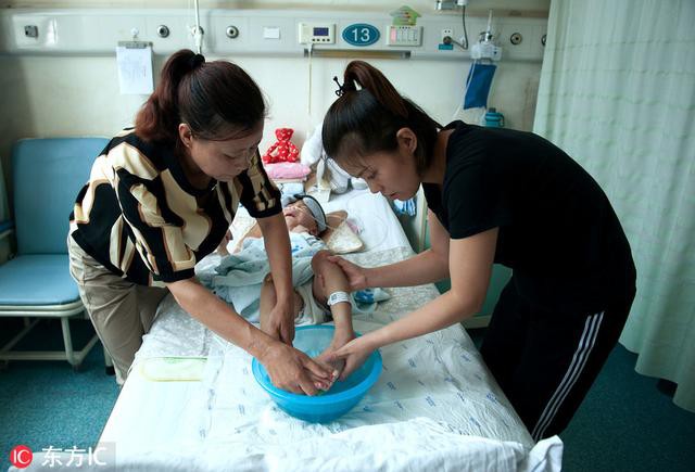 Nhận được điện thoại từ chồng cũ, người mẹ chạy đến bệnh viện và gục ngã khi biết con trai bị bạo hành đến thân tàn ma dại Nhận được điện thoại từ chồng cũ, người mẹ chạy đến bệnh viện và gục ngã khi biết con trai bị bạo hành đến thân tàn ma dại