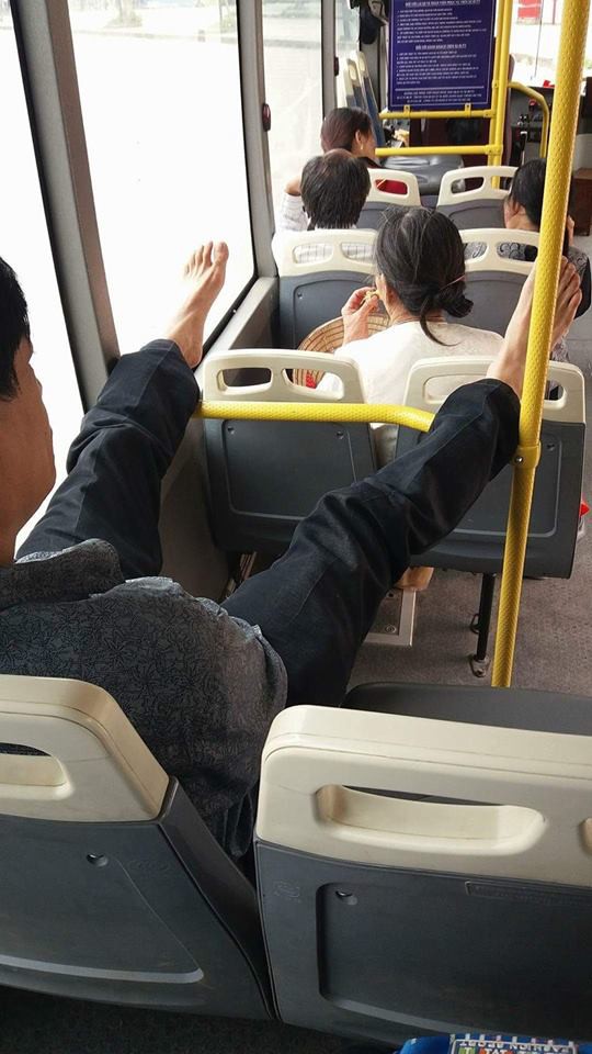 Ám ảnh với những bàn chân hư trên máy bay xe khách, dân mạng mách nhau cách xử lý cao tay