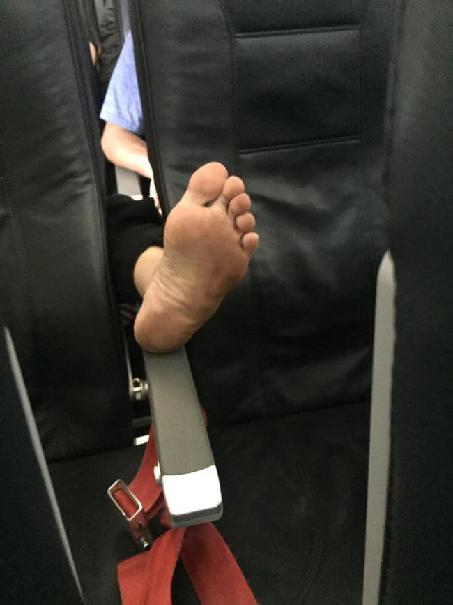 Ám ảnh với những bàn chân hư trên máy bay xe khách, dân mạng mách nhau cách xử lý cao tay