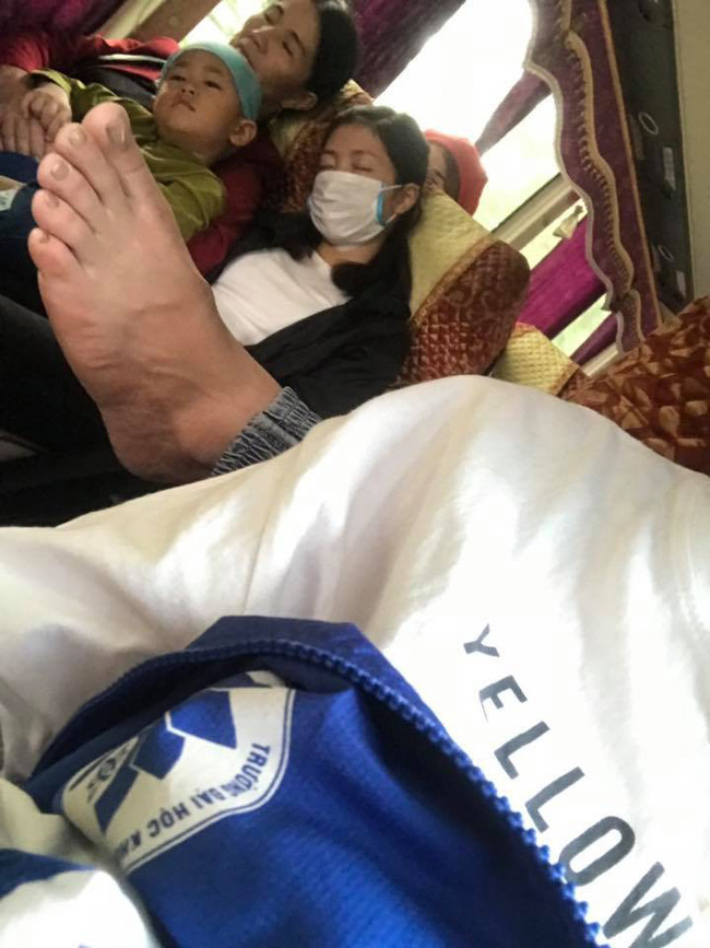 Ám ảnh với những bàn chân hư trên máy bay xe khách, dân mạng mách nhau cách xử lý cao tay