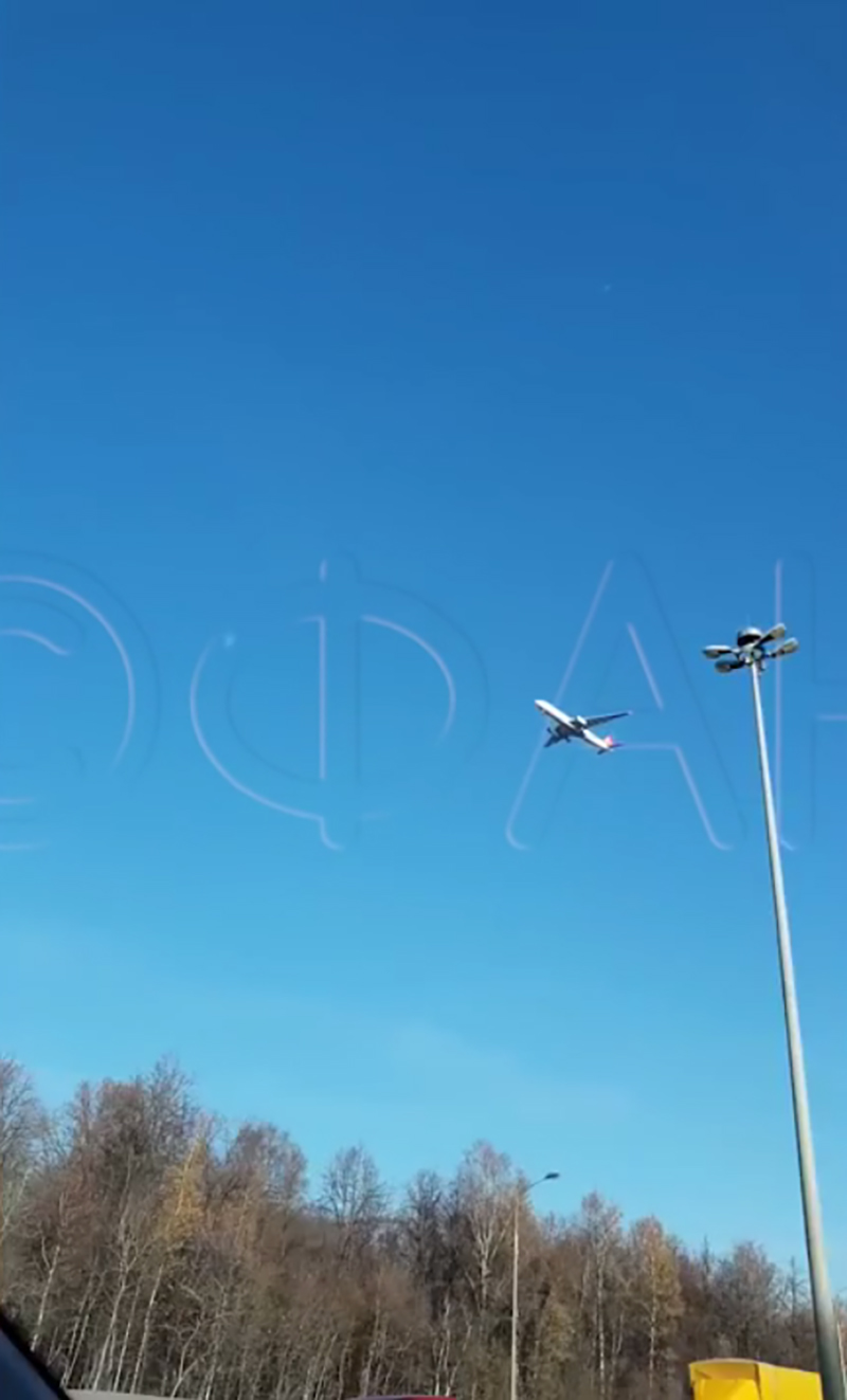 Thêm clip gây lú MXH: Chiếc máy bay đang bay hay lơ lửng tại chỗ? nhìn đi nhìn lại vẫn không hiểu chuyện gì đã xảy ra