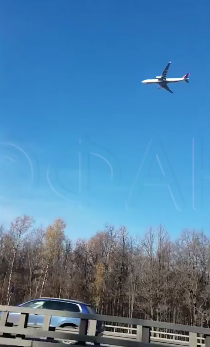 Thêm clip gây lú MXH: Chiếc máy bay đang bay hay lơ lửng tại chỗ? nhìn đi nhìn lại vẫn không hiểu chuyện gì đã xảy ra