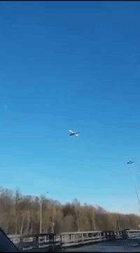 Thêm clip gây lú MXH: Chiếc máy bay đang bay hay lơ lửng tại chỗ? nhìn đi nhìn lại vẫn không hiểu chuyện gì đã xảy ra