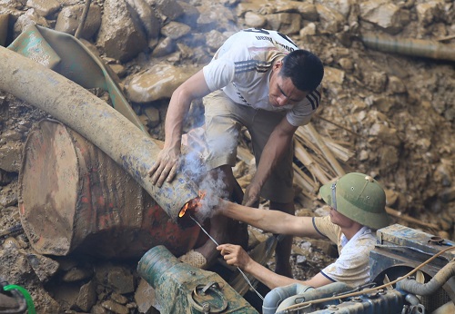 Đã xác định vị trí hai phu vàng mất tích trong hang sâu 70m