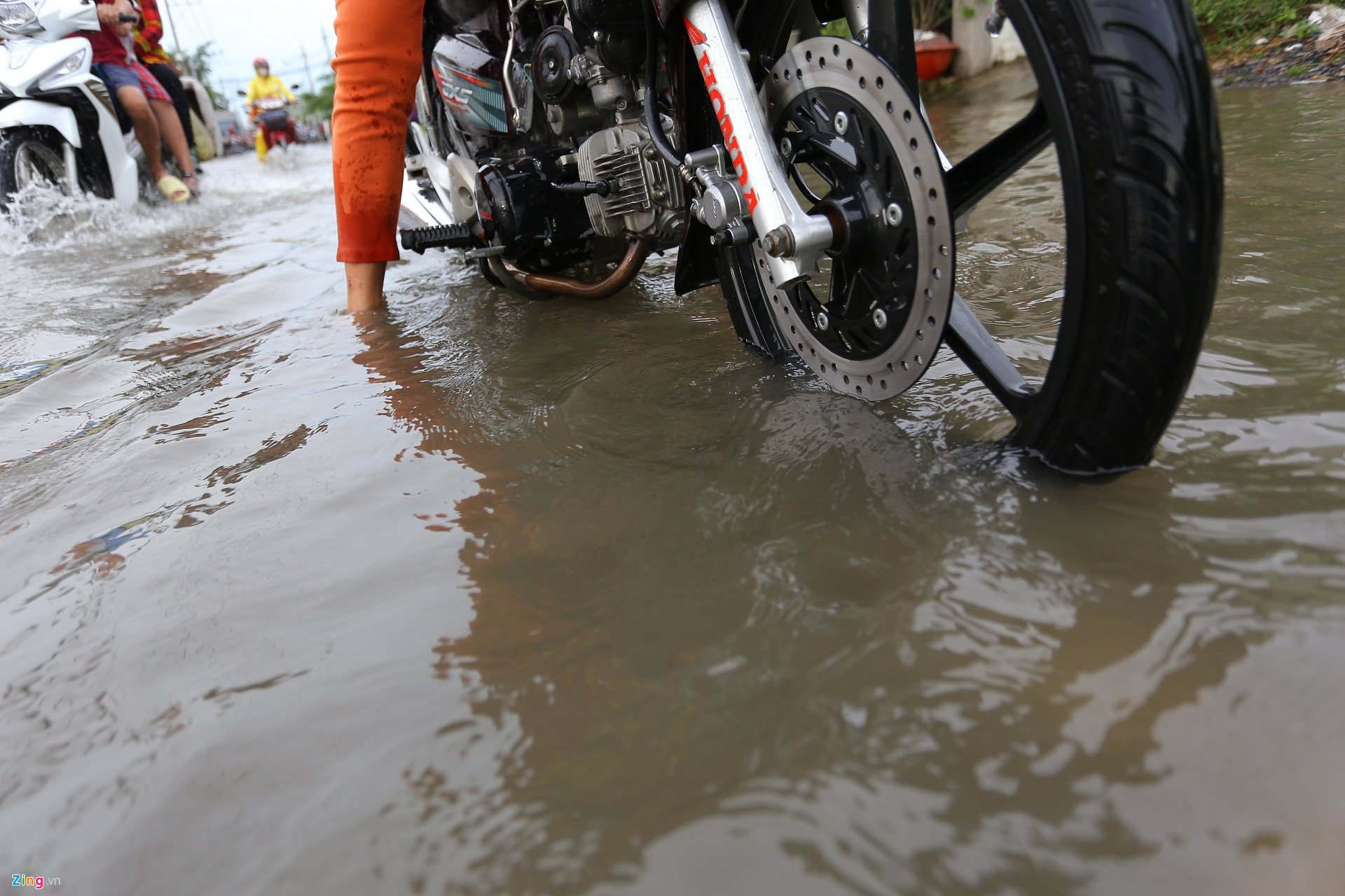 Triều cường Sài Gòn dâng cao, học sinh lội nước theo cha mẹ về nhà