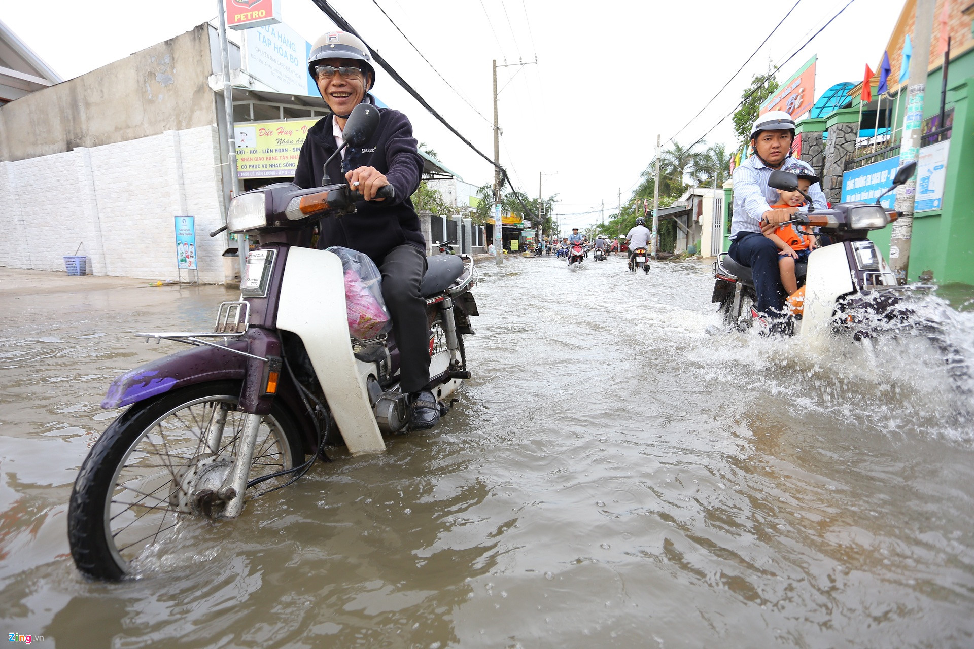 Triều cường Sài Gòn dâng cao, học sinh lội nước theo cha mẹ về nhà