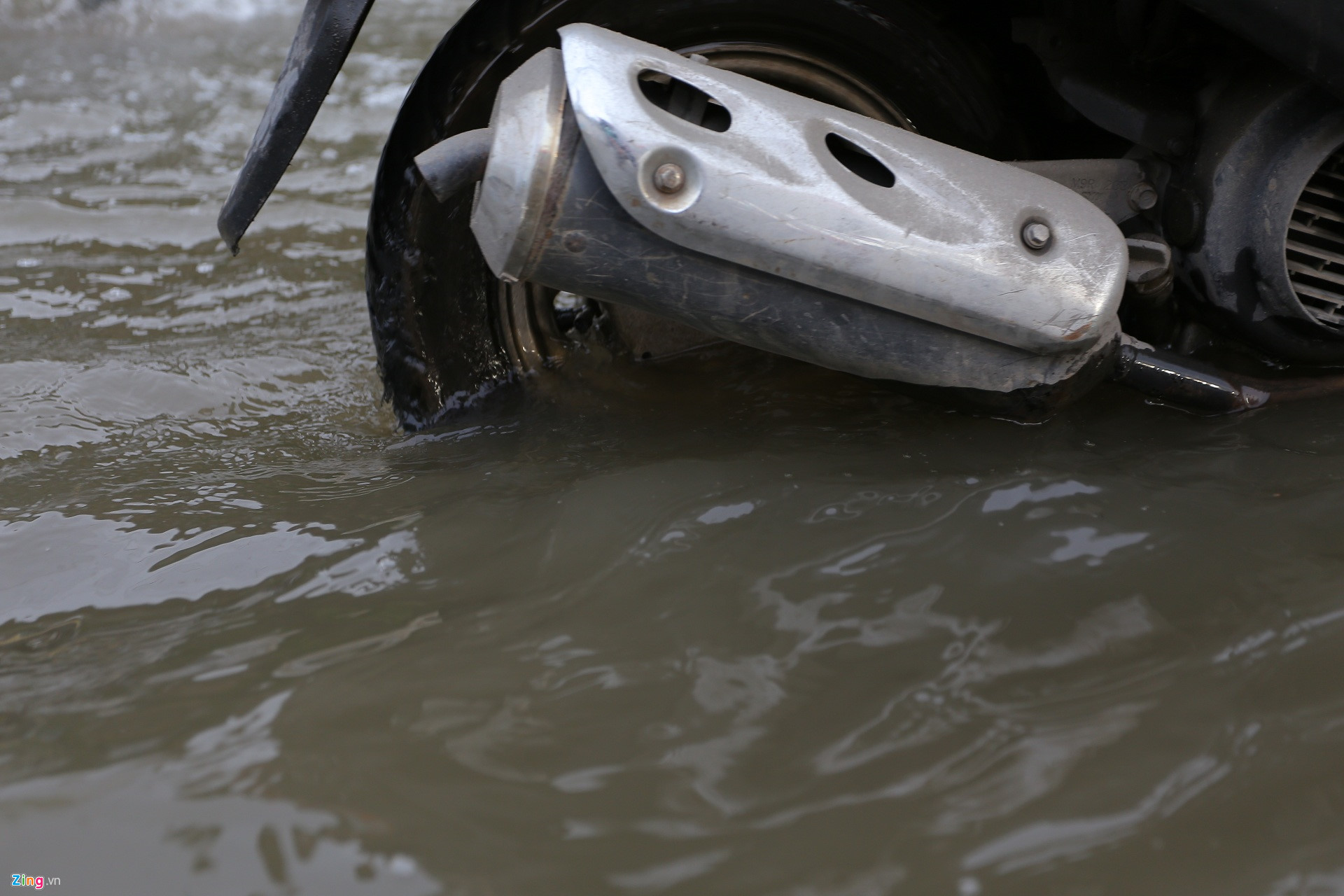 Triều cường Sài Gòn dâng cao, học sinh lội nước theo cha mẹ về nhà